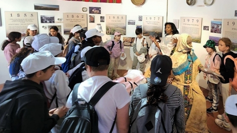 התלמידים מבקרים במוזיאון המורשת של יהדות אתיופיה.jpg