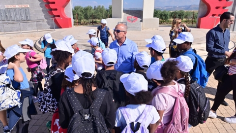 ראש העיר מסביר לילדי מעלות ניסים על אנדרטת כפיר.jpg