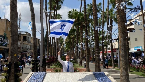 ראש העיר מציג את היצירת הפסיפס המתוקנת והנכונה.jpg