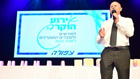 ראש העיר אבי אלקבץ פותח את הטקס.JPG