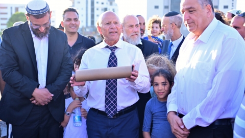 ראש העיר סגנו חביב פרץ ומנהל בית הספר מטמינים את המגילה.JPG