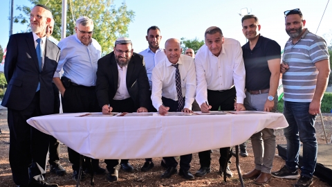 חותמים על המגילה.JPG