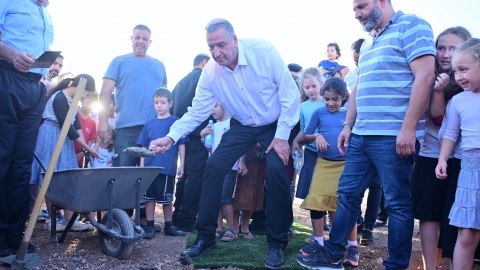חביב פרץ מטמין את המגילה.JPG