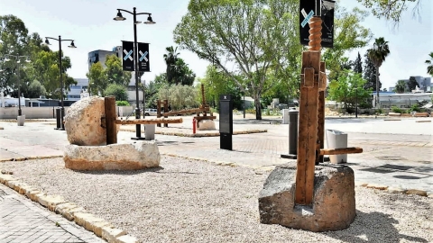 תערוכת כלים היסטוריים במרחב הציבורי.jpg