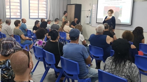 מהנדסת הוועדה בפגישה עם תושבי וולפסון קינמון במפגש האחרון שנערך בנושא התחדשות עירונית.jpg