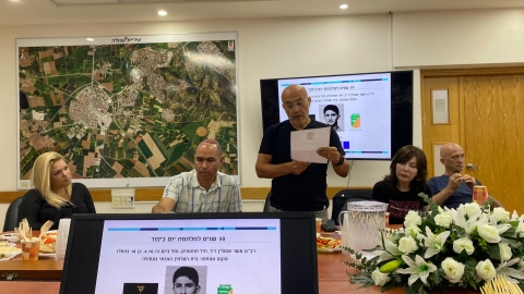 מבקר העירייה בני אליהו מקריא את סיפורו של הנופל אשר אסולין זל.jpg