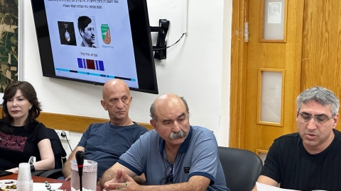 היועץ המשפטי מקריא סיפורו של נופל.jpg