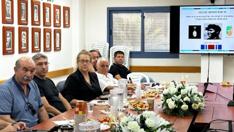 דודו פרץ משמאל מספר על אחיו אברהם זל שנפל במלחמה.jpg