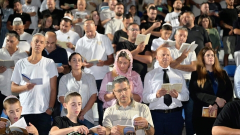 נשים וגברים יושבים יחד.jpg