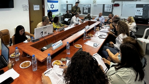 ישיבות חירום במרכז ההפעלה העירוני.jpg