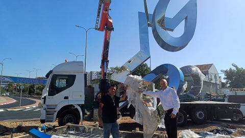 ראש העיר עם האומן דניאל סופר בעת הצבת האלמנט האומונותי במרכז הכיכר.jpg