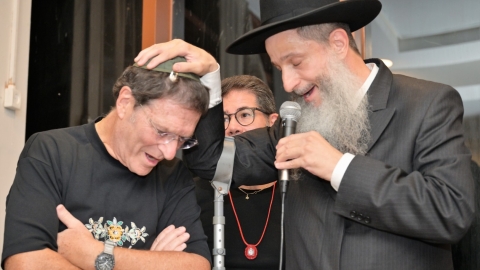 הרב עזריעאל מברך את התורם.JPG