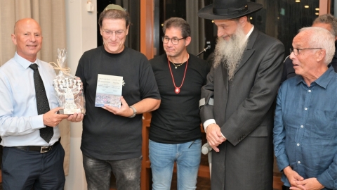 תעודות הוקרה מהעירייה לראשי המשלחת.JPG