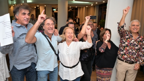 המתנדבים מצרפת נהנים במפגש הסיכום של המבצע.JPG