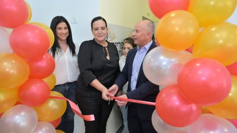 ראש העיר עם יעל בוני אמה של ענמה ל ומנהלת בית הספר מירה תמם בחנוכת הספריה.jpg