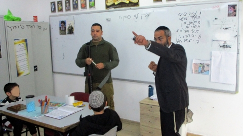 אליאור עזרן משמאל גיוס למילואים לצורך הפרויקט.JPG