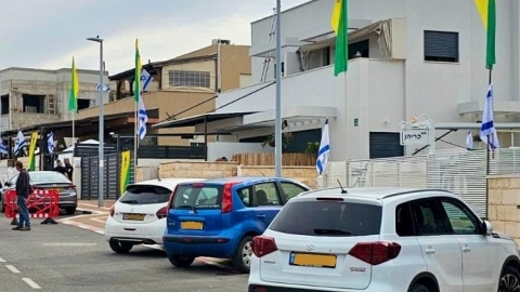 הרחוב קושט בדגלי ישראל וחטיבת גולני.jpg