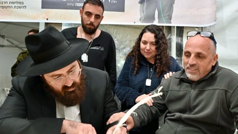 האבא יגאל, האם ספי והאח תומר בטקס כתיבת אותיות בספר תורה לעילוי נשמתו של החלל רועי מלדסי.jpg