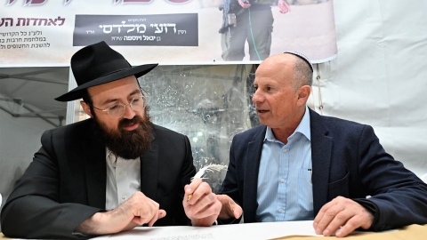 ראש העיר כותב אות.jpg