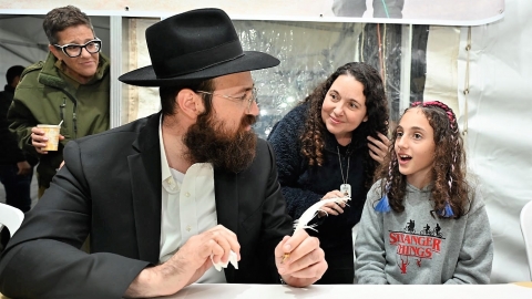 האם ספי והאחות אוריה זוכות לכתיבת אות בספר התורה החדש שנכתב.jpg