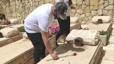 מניחים פרחים על קברי חללים של הגיבורים הדרוזים.jpg