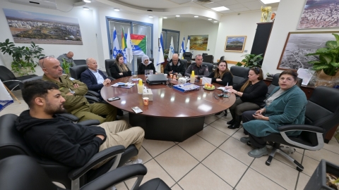 דורית חן בלשכתו של ראש העיר עם משפחת חבקה.JPG