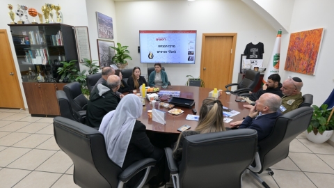 דורית חן מסבירה על המיזם להנצחת החללים הדרוזים.JPG