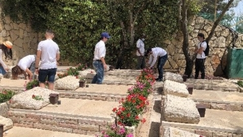 תלמידי רימונים מנציחים את חללי העדה הדרוזית.jpg