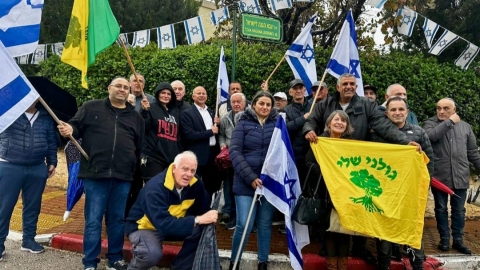 ראש העיר עם דיירי הרחוב ותושבים תומכים בחנוכת הרחוב השבוע.jpg