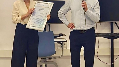ראש העיר מעניק לטינה תעודת הצטיינות.jpg