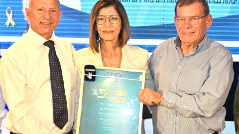 טינה ולדמן ובעלה זורי מקבלים את פרס מפעל חיים.JPG