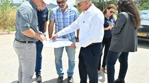 ראש העיר בסיור שטח לתוואי הנחל, צילום רובי קוטר  (1).JPG