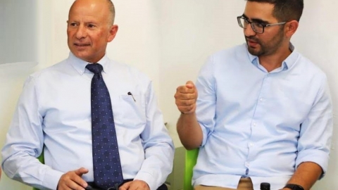 מנכל החברה הכלכלית נתנאל כהן עם ראש העיר אבי אלקבץ.jpg