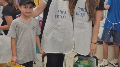 רכזת מתמטיקה בר בן חמו ומנהלת בית הספר פנינה ביקרו בסופר הבית ספרי.jpg