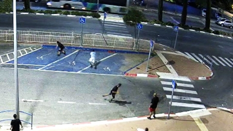 בני הנוער שתועדו במצלמות העירוניות מיידים אבנים.jpg