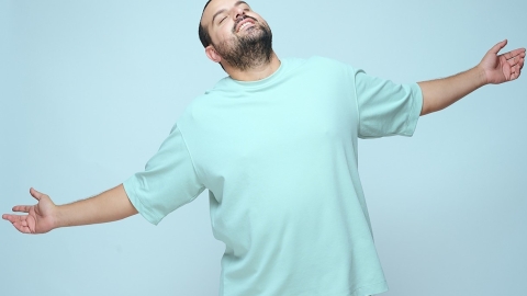 הזמר עקיבא קרדיט משה נחומוביץ (1).jpg